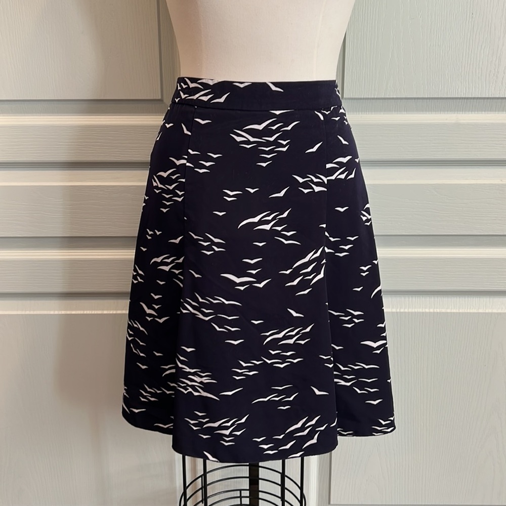Banana Republic navy blue & white bird print skirt size 6 small nautical midi